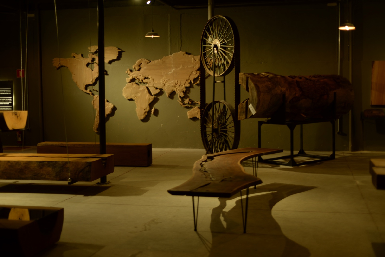 Showroom ArboREAL com mapa-múndi em madeira