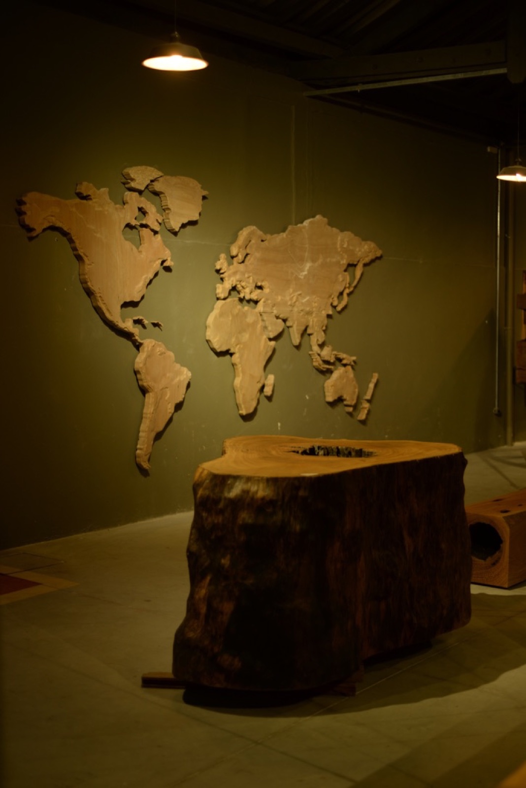 Mapa-múndi em madeira no showroom