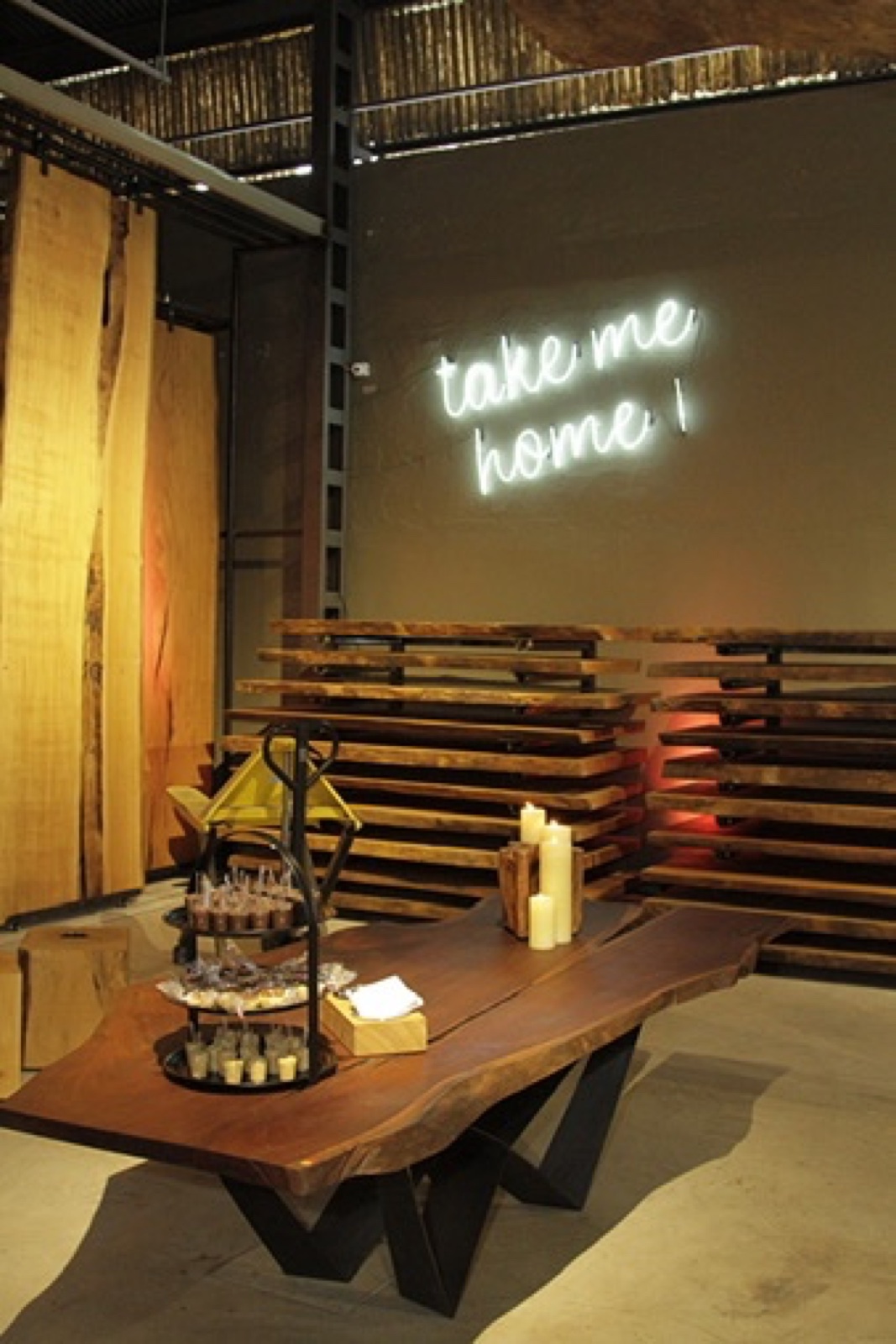Mesa ambientada sob letreiro luminoso