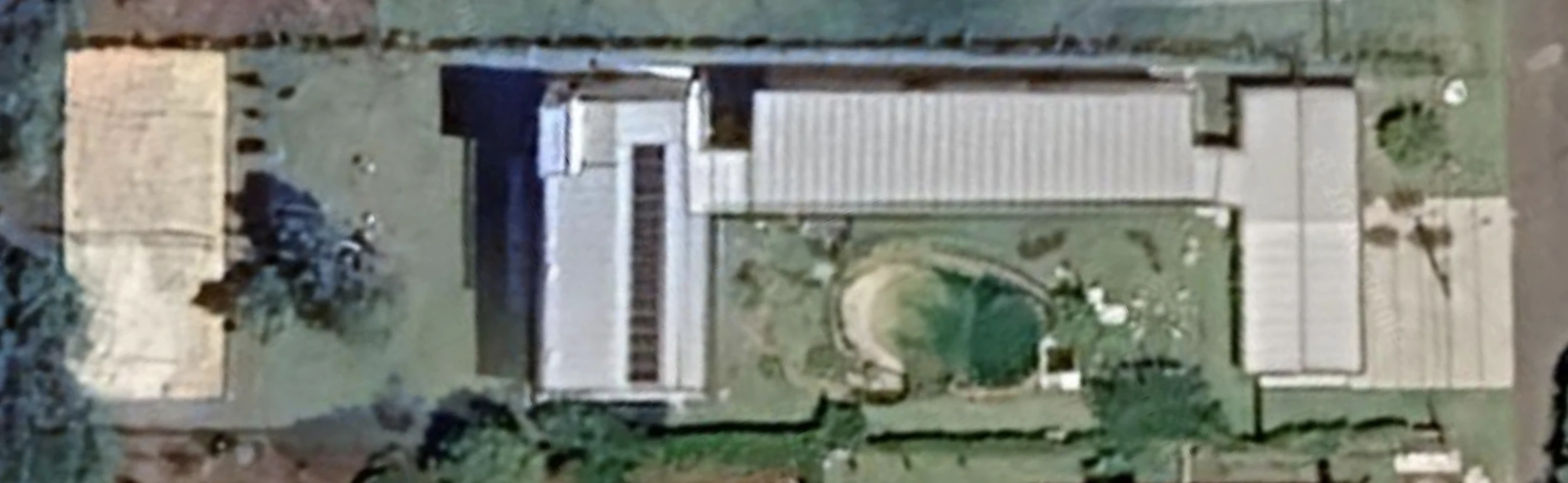 Satellitenbild des Eigentümers: Straße rechts, Garten und Sportplatz links